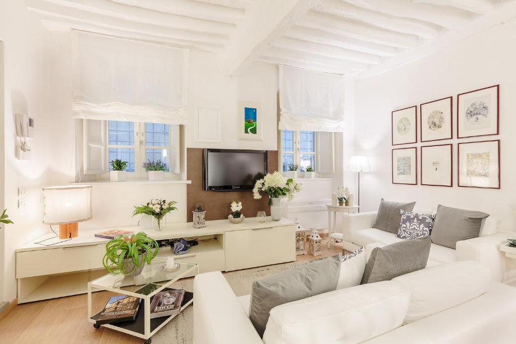 Orchidea Bianca, a 2 Bedrooms 2 Bathrooms Understated Luxury with a Welcoming Ambience – Lucca